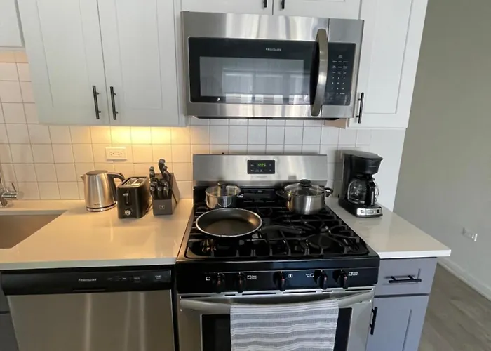 Modern Shared Near Downtown Chicago, Flexible Options And Shared Amenities *
