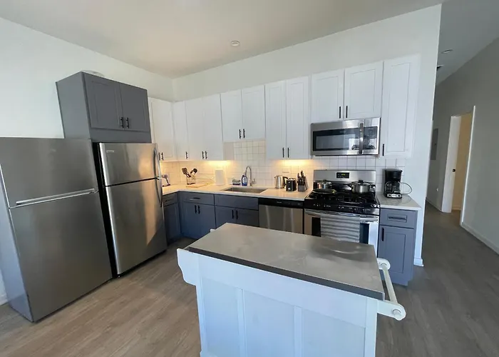 Modern Shared Near Downtown Chicago, Flexible Options And Shared Amenities