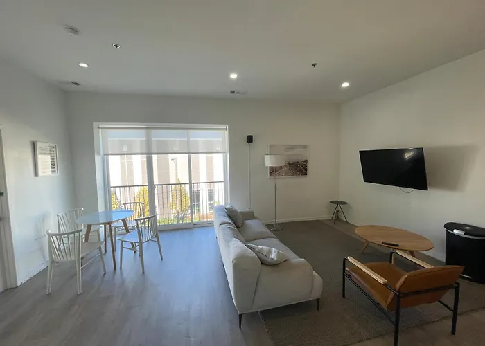 Guest house Modern Shared Near Downtown Chicago, Flexible Options And Shared Amenities
