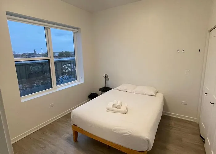 Modern Shared Near Downtown Chicago, Flexible Options And Shared Amenities *